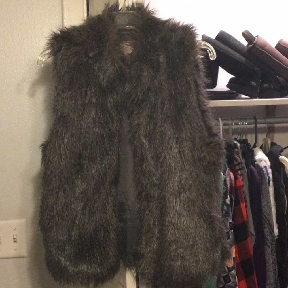 Faux fur vest lined with polyester. Size large. Fits like a medium
